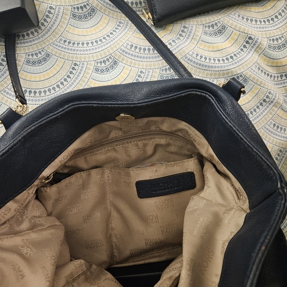 Micheal Kors jetset navy blue shoulder bag and wallet - Picture 4 of 4